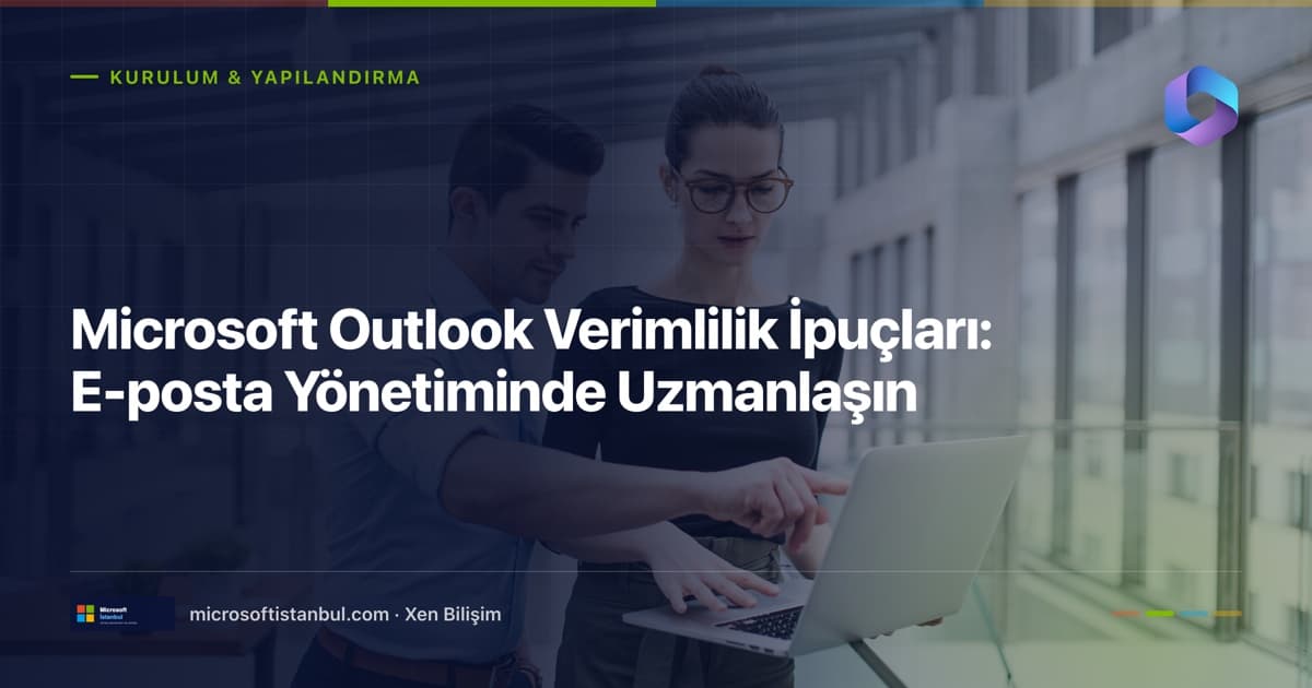"Microsoft Outlook Verimlilik İpuçları: E-posta Yönetiminde Uzmanlaşın" başlıklı Microsoft İstanbul kapak görseli — BT/ofis temalı fotoğraf üzerine lacivert perde, Kurulum & Yapılandırma kategori etiketi ve Microsoft renk şeridi