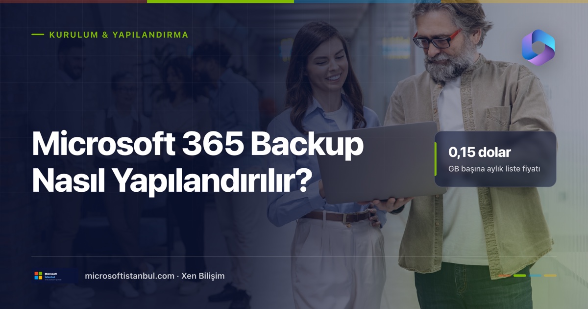 Microsoft 365 Backup yapılandırma rehberi, Kurulum ve Yapılandırma etiketli, dizüstü bilgisayara bakan iki çalışanın fotoğraflı lacivert blog kapağı. Sağda GB başına aylık 0,15 dolar liste fiyatı vurgusu (Microsoft İstanbul / Xen Bilişim)
