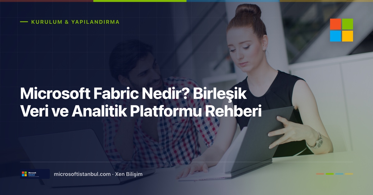 "Microsoft Fabric Nedir? Birleşik Veri ve Analitik Platformu Rehberi" başlıklı Microsoft İstanbul kapak görseli — BT/ofis temalı fotoğraf üzerine lacivert perde, Kurulum & Yapılandırma kategori etiketi ve Microsoft renk şeridi