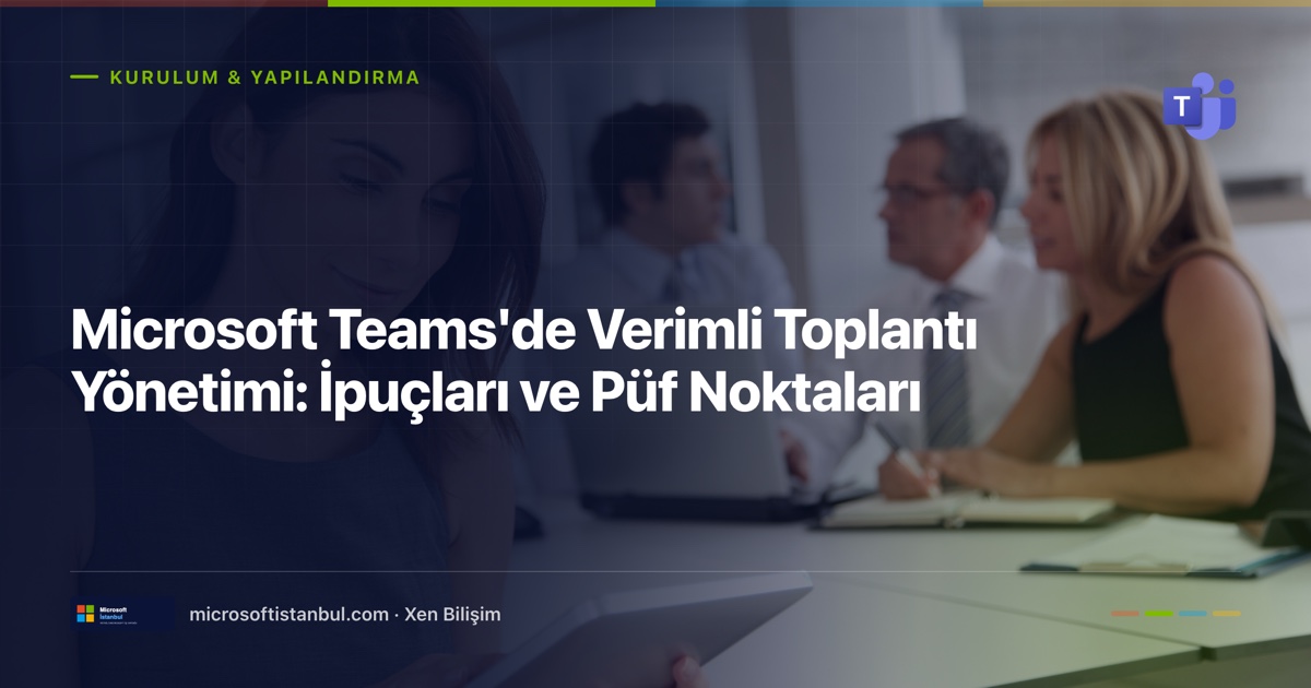 "Microsoft Teams'de Verimli Toplantı Yönetimi: İpuçları ve Püf Noktaları" başlıklı Microsoft İstanbul kapak görseli — BT/ofis temalı fotoğraf üzerine lacivert perde, Kurulum & Yapılandırma kategori etiketi ve Microsoft renk şeridi
